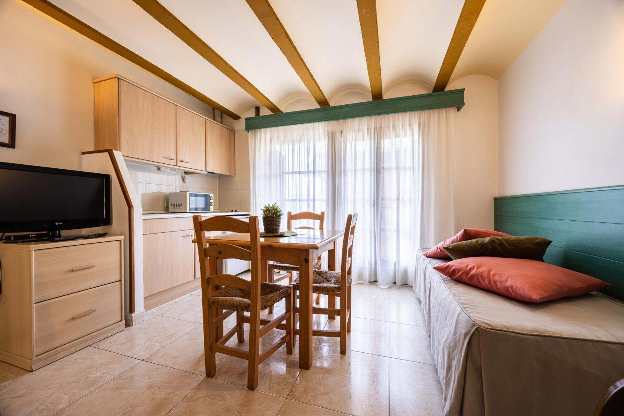 Aparthotel Les Corts Llivia Exterior photo
