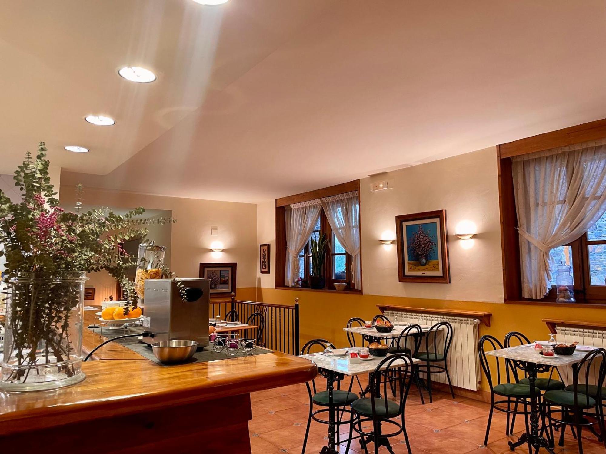 Aparthotel Les Corts Llivia Exterior photo